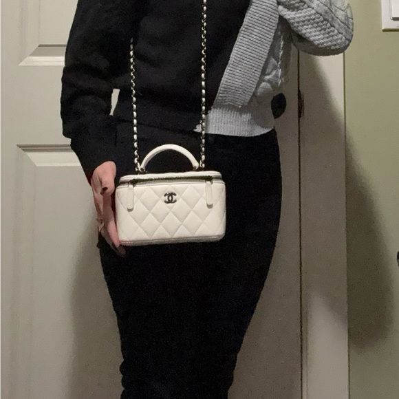 RARE❤️‍🔥NEW🖤🤍 CHANEL Trendy CC
Lambskin Quilted Mini Top Handle Vanity Bag - Picture 13 of 14